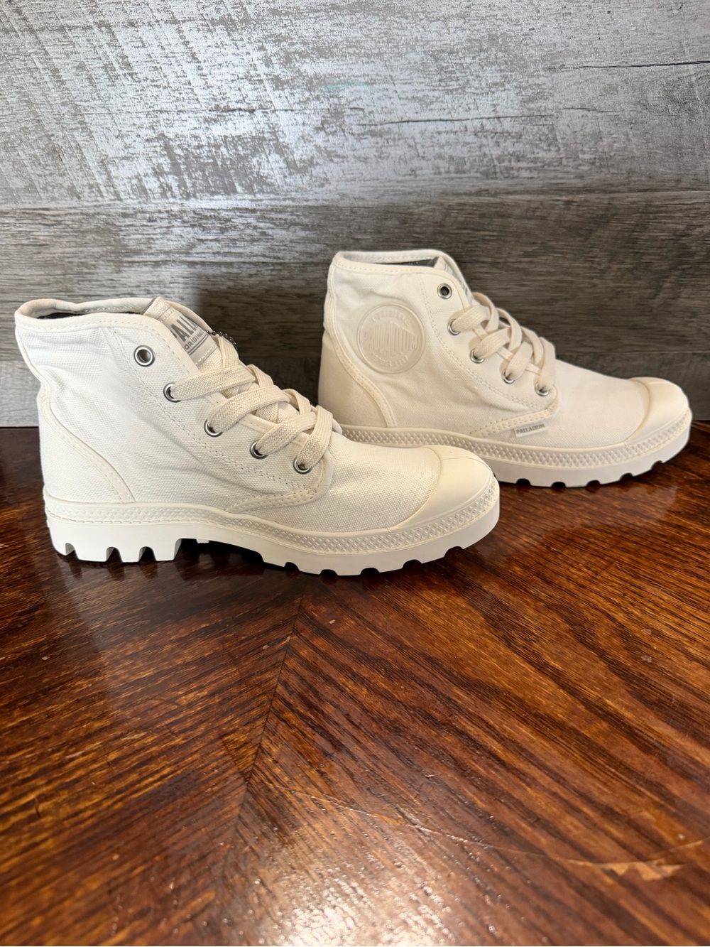NIB Women’s Palladium Pampa Hi White Canvas Lug Sole Chunky Sneaker Sz 6.5 - Picture 2 of 12